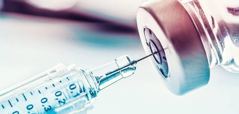 Aşı olmayı kabul etmeyen hastane çalışanlarını işten çıkardılar!