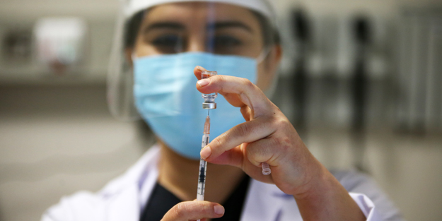 Aşı yaptırdıktan sonra maske takılacak mı? 12 soruda aşıyla ilgili merak edilenler