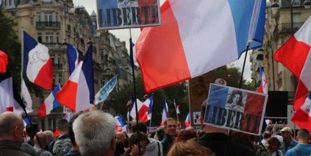 Aşı zorunluluğuna tepkiler dinmiyor! Fransızlar 200 farklı noktada meydanlara indi