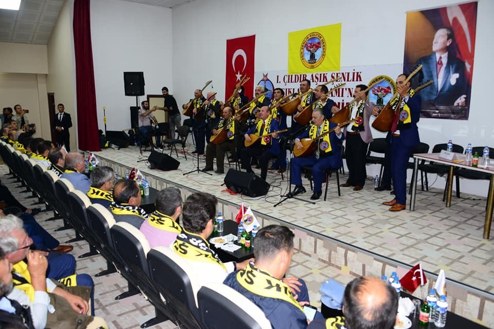 Aşıklar izleyenleri mest etti 