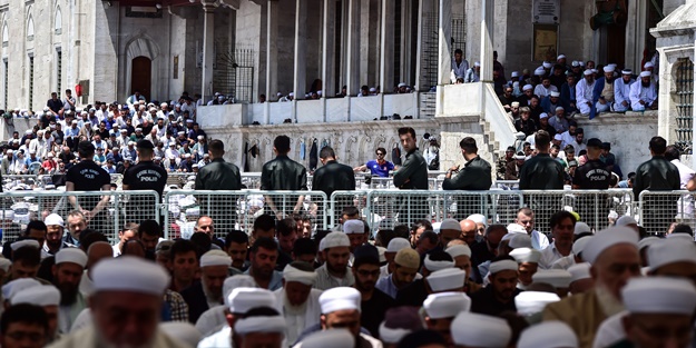 'Asıl sarık harekatını Mahmud Ustaosmanoğlu yaptı!' Cenazede ortaya çıkan muhteşem görüntü