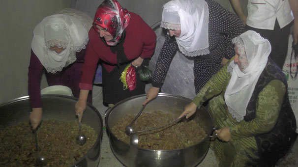 Aşiret düğününde 2 bin kişiye, 20 saatte pişirilen 'Helesi' yemeği ikram edildi