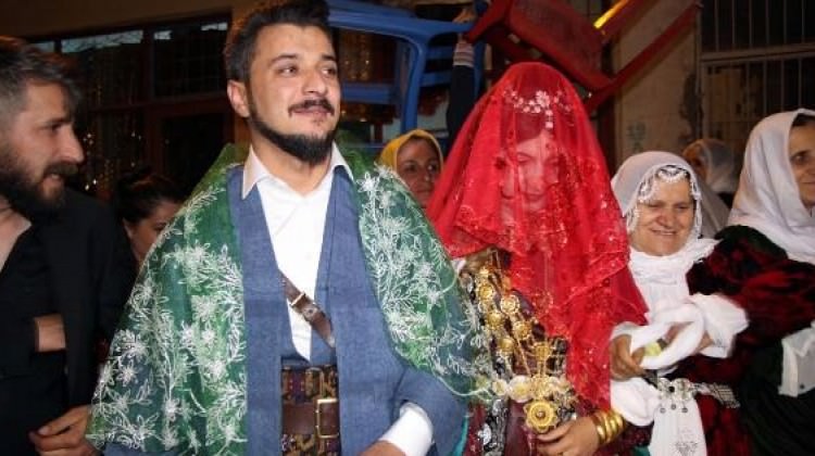 Aşiret düğününde dudak uçuklatan takı!