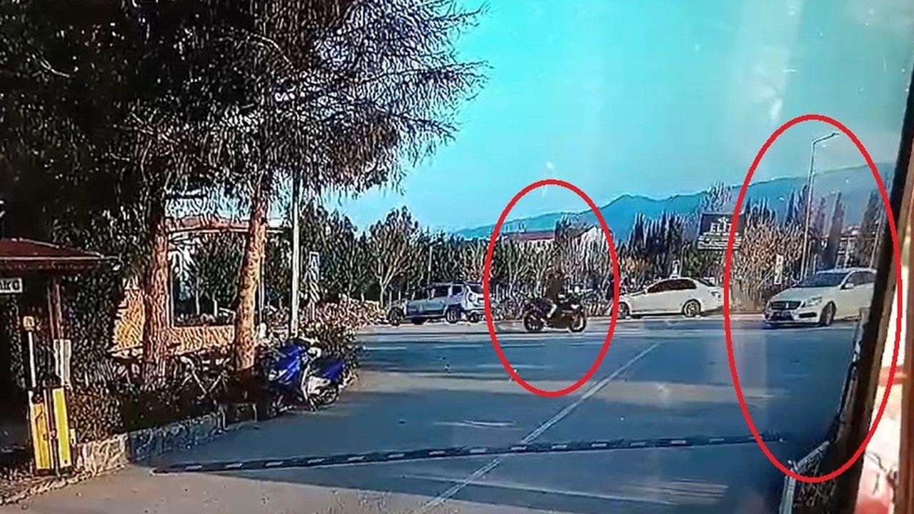 Aşırı hız can almaya devam ediyor! Motosikletli genç otomobile ok gibi saplandı
