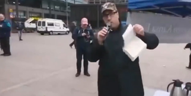Aşırı sağcı liderden alçakça hareket! Kur'an-ı Kerim'i yırtıp yere attı