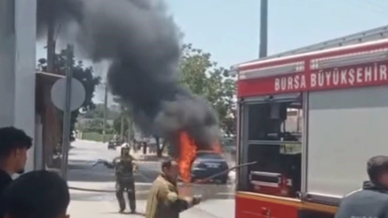 Aşırı sıcak seyir halindeki otomobili yaktı