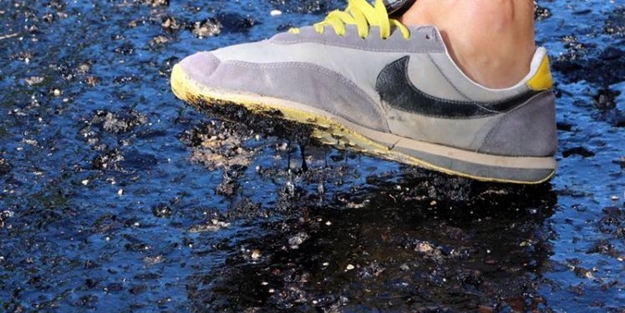 İnsanlar asfalta yapıştı!