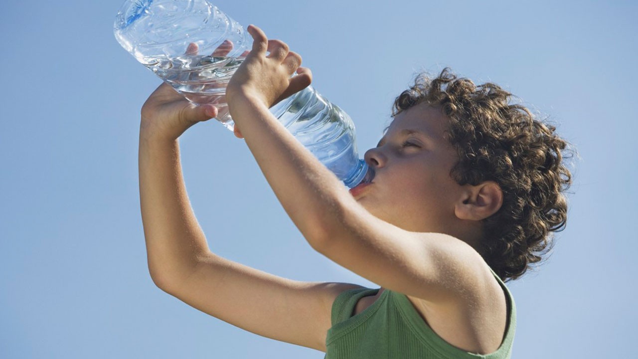 Aşırı sıcaklar hayati risk taşıyor! Günde kaç litre su içmek gerekli?