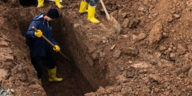 Aşırı sıcaklar nedeniyle cenazeleri gece defnetme kararı aldılar