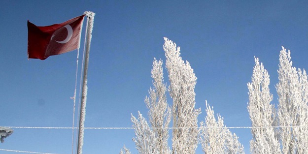 Aşırı soğuk bayrağı bile dondurdu!