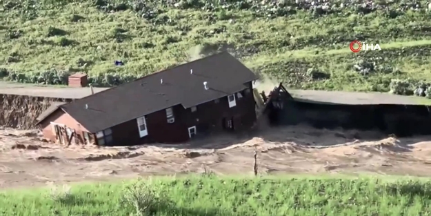Aşırı yağışa dayanamayan ev nehre kapıldı