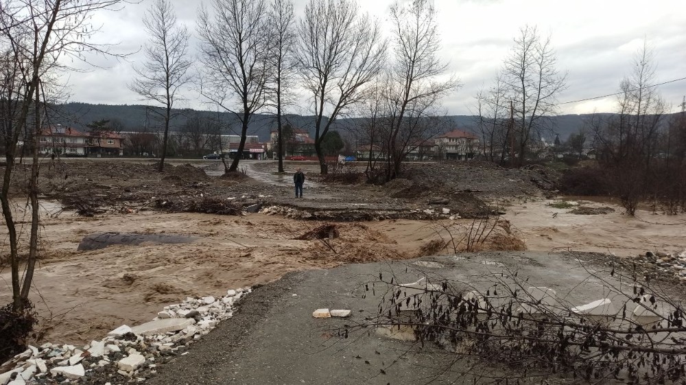 Aşırı yağışlar köprüleri yıktı, köye ulaşım kapandı 