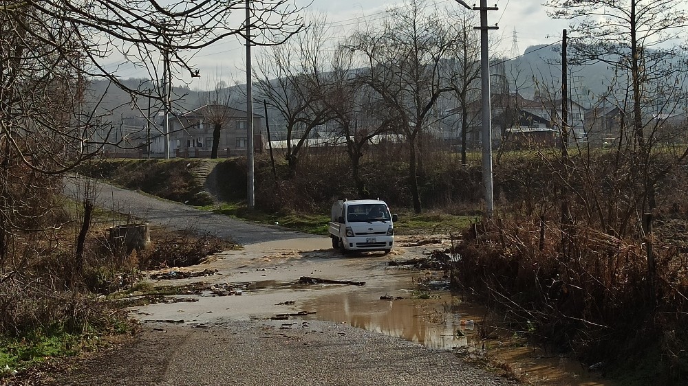 Aşırı yağışlar köyün ulaşımını kapattı, mezarlar sular altında kaldı 