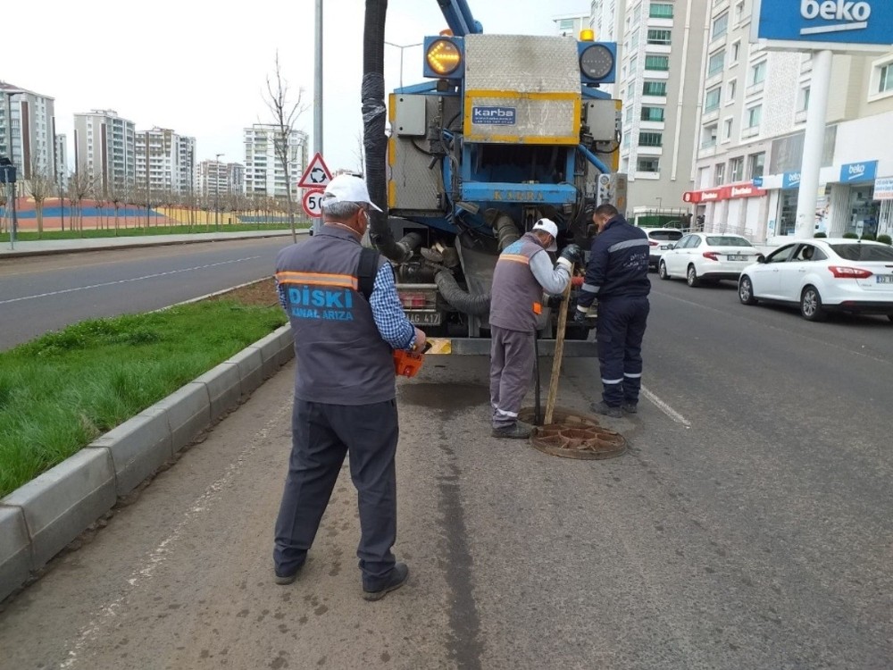 Aşırı yağışların getirdiği atıklar temizlendi 