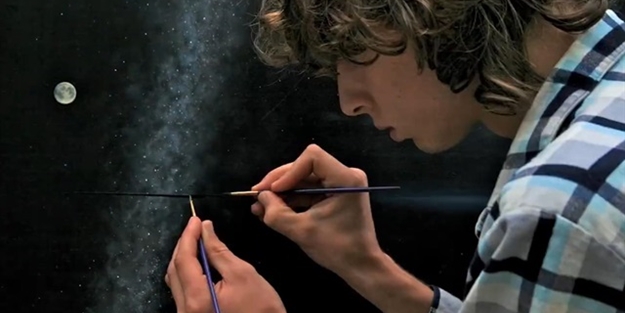 Aşırı yetenekli gencin iki eliyle yaptığı yağlı tablolar yok satıyor