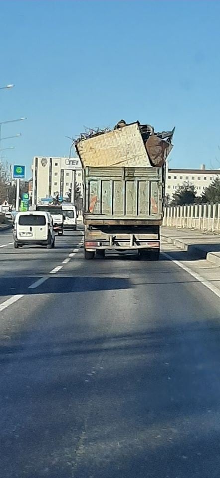 Aşırı yüklenmiş kamyon tehlike saçtı 