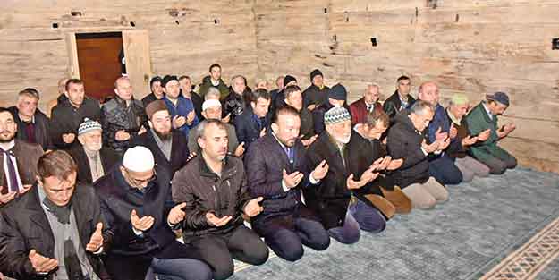Asırlık camide yeniden namaz kılındı