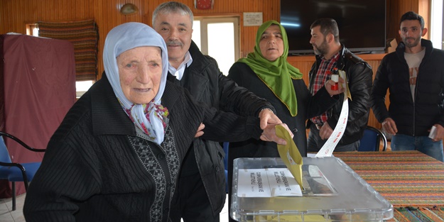 Asırlık çınar oy kullanmak için sandık başında!