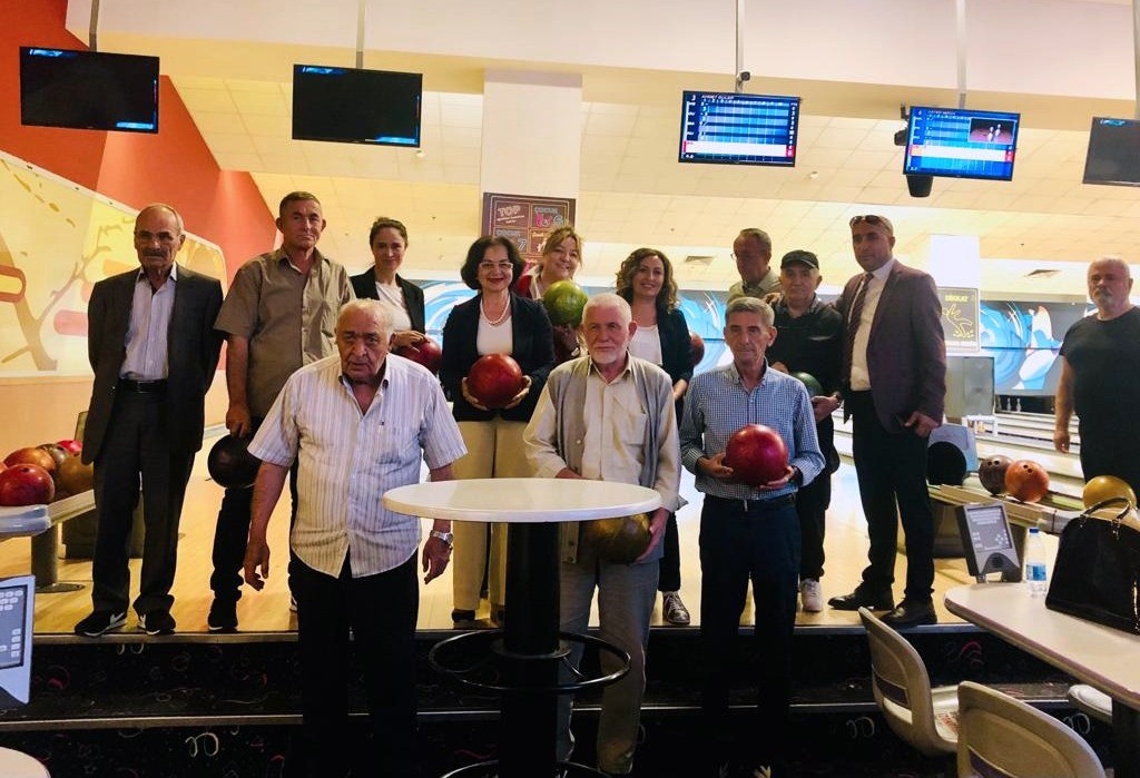 Asırlık çınarlar bowlingle eğlendi