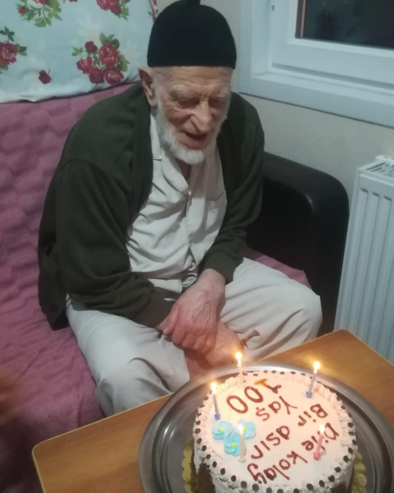 Asırlık dedeye doğum günü sürprizi 