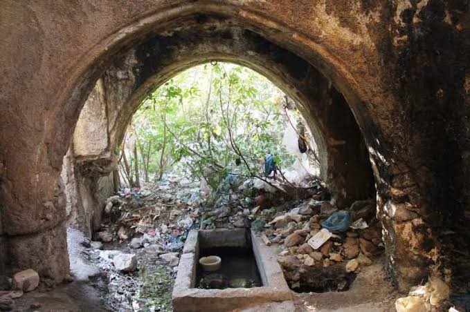 Asırlık hamam çöplüğe dönüştü 