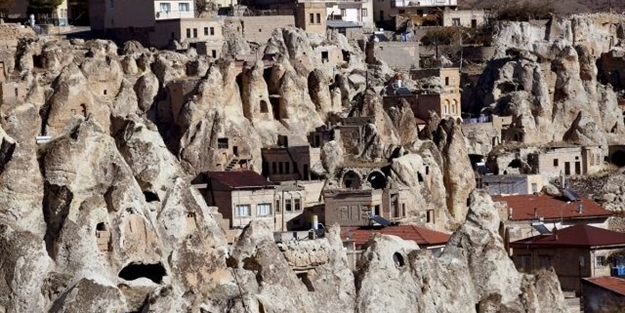 Asırlık kaya oyma ev geleneğinden vazgeçmiyorlar
