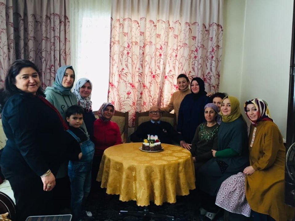 Asırlık kitap kurduna sürpriz doğum günü 