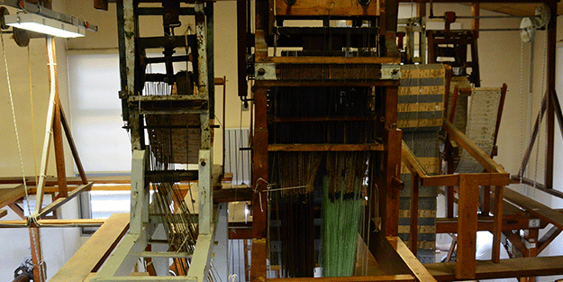 Asırlık makinelerle kabe örtüsü üretildi