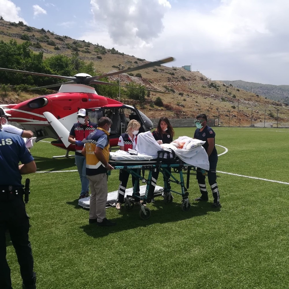 Asırlık nine, ambulans helikopterle sevk edildi 