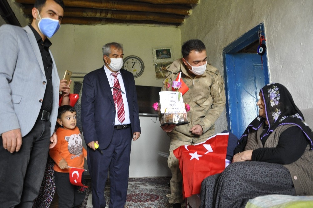 Asırlık Nineye doğum günü sürprizi 