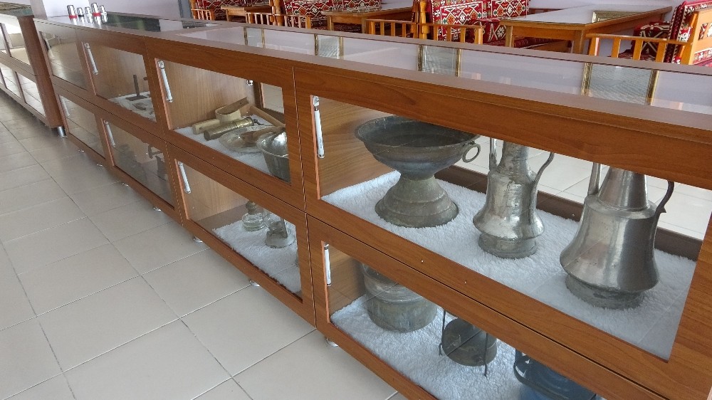 Asırlık tarım aletleri ve ev gereçlerini iş yerinde sergiliyor 