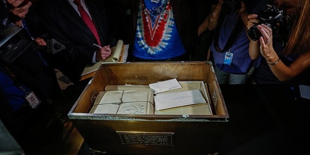 Asırlık 'zaman kapsülü' açıldı