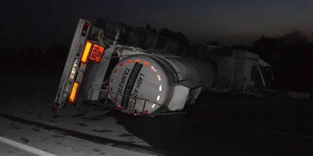 Asit yüklü tankerle otomobil çarpıştı: 5 yaralı