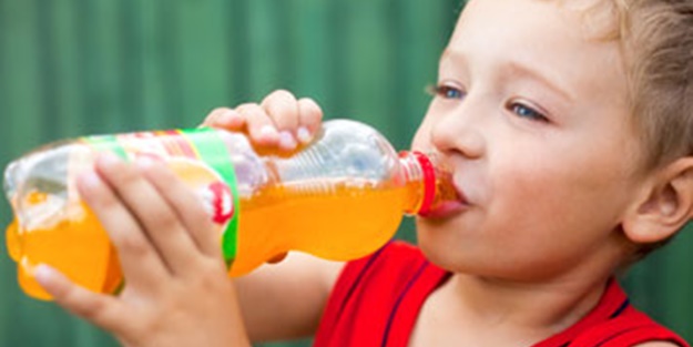 Asitli içecekleri çocuğunuzdan uzak tutun