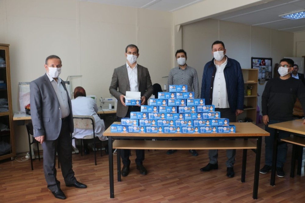 Aşkale’de 15 bin maske üretildi 
