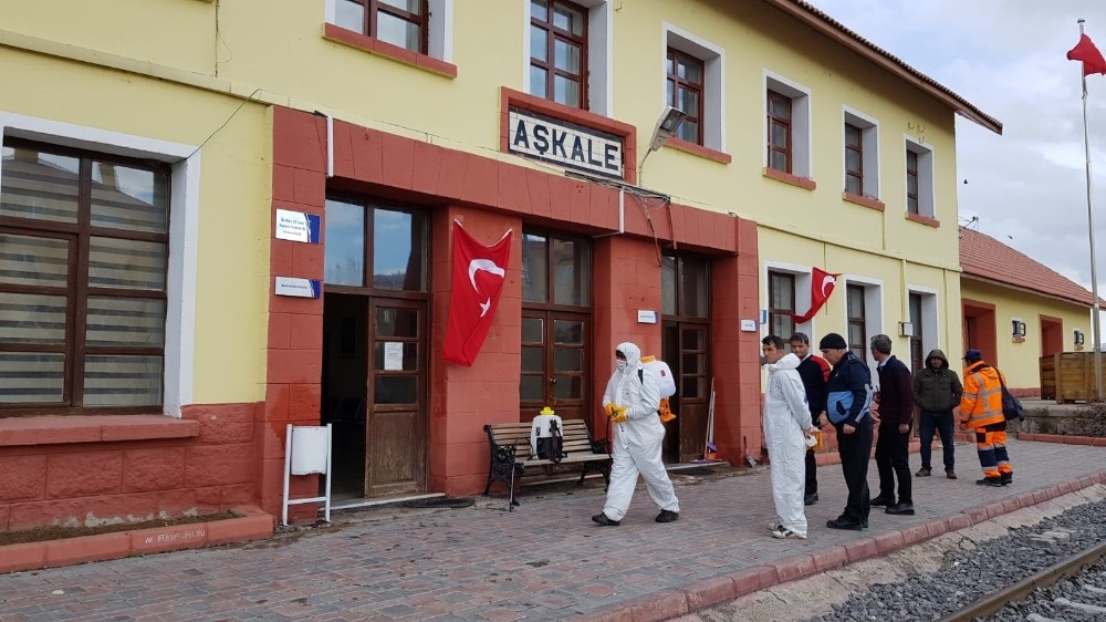 Aşkale’de istasyon binasında dezenfekte çalışmaları yapıldı 
