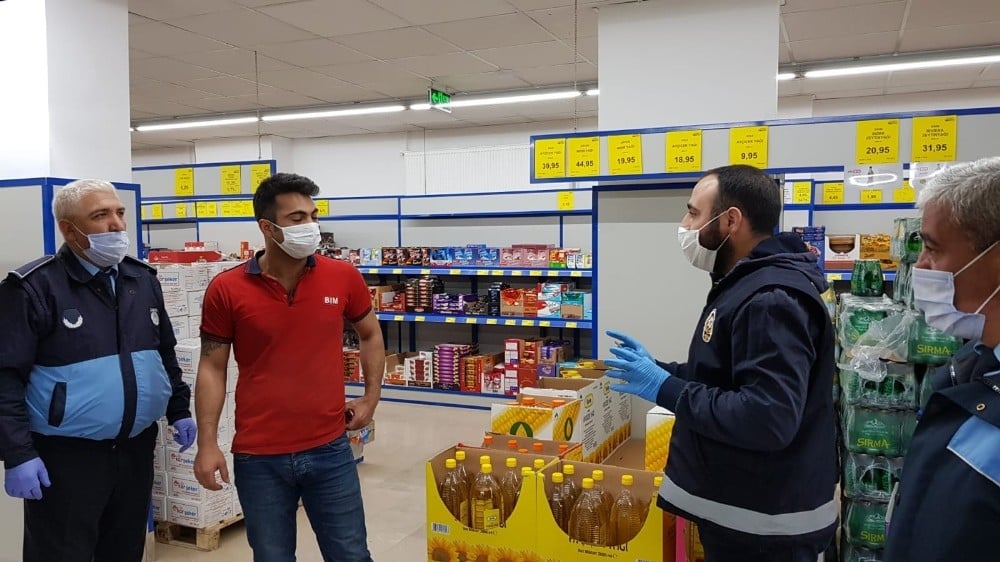 Aşkale’de ücretsiz maske dağıttılar 