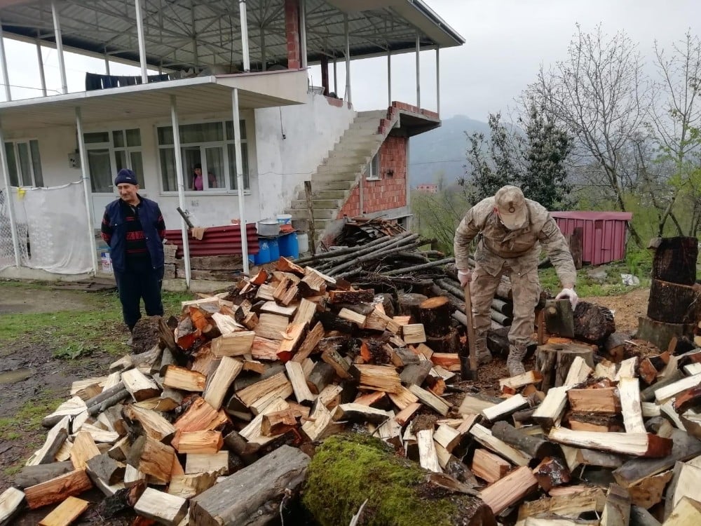Asker bu sefer duayı odun kırarak aldı 
