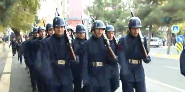 Asker Diyarbakır'da bu sloganla yürüdü