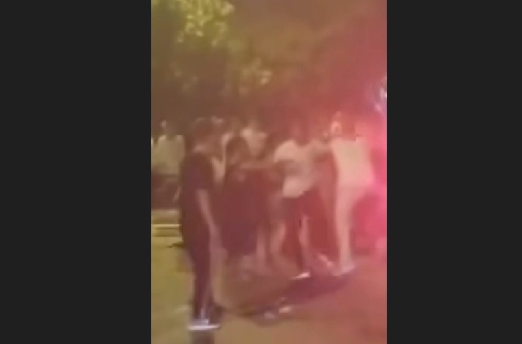 Asker eğlencesi mi ring mi? Tekmeler yumruklar havada uçuştu