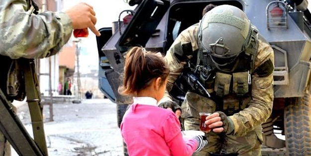 Asker erzak dağıttı, halk çay servisi yaptı