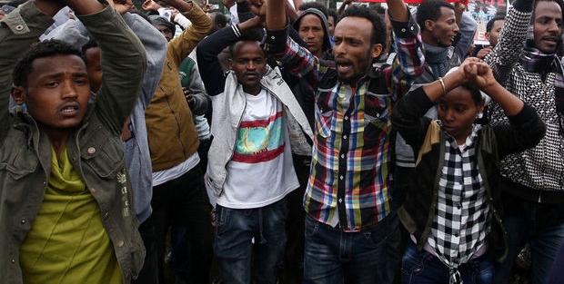 Asker, göstericilere ateş açtı: 97 ölü