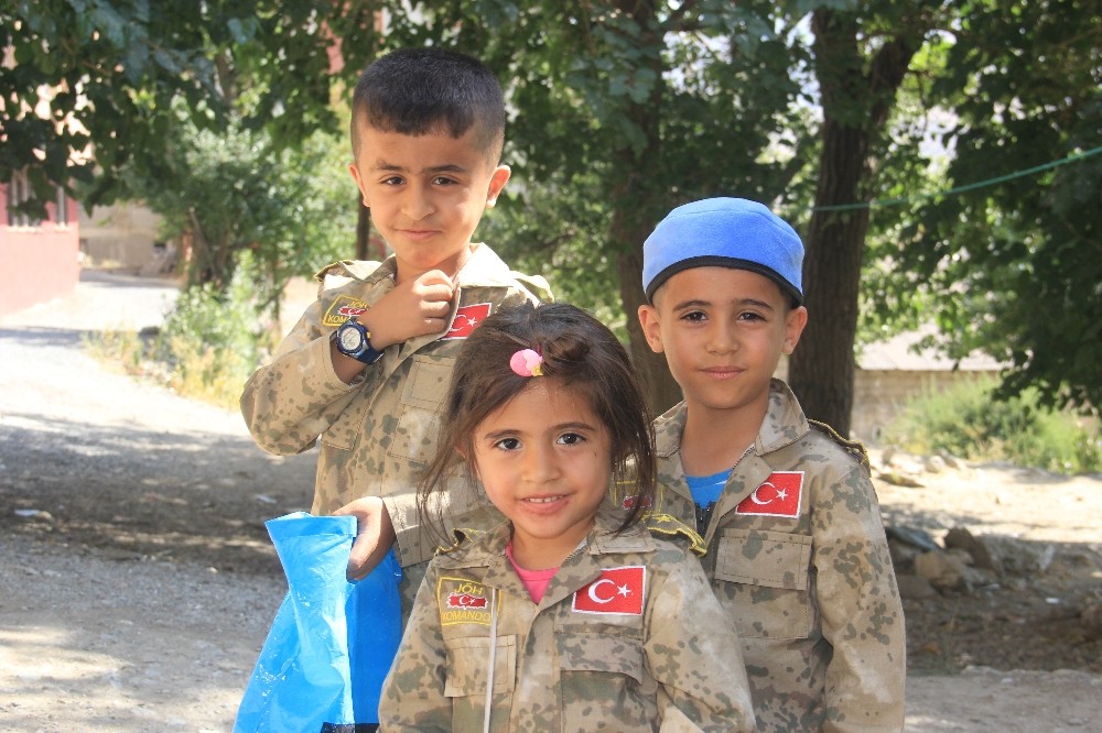 Asker kıyafetli Hakkarili çocuklar bayrama renk kattı 