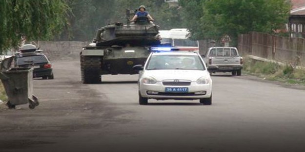 Asker polis eskortunda kışlaya!