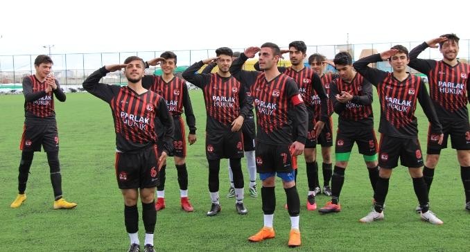 Asker selamı ile maça başladılar 