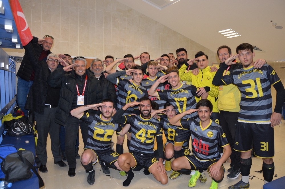 Asker selamı vererek galibiyeti kutladılar 