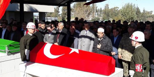 Askere uğurlanırken kazada ölen genç, askeri törenle toprağa verildi