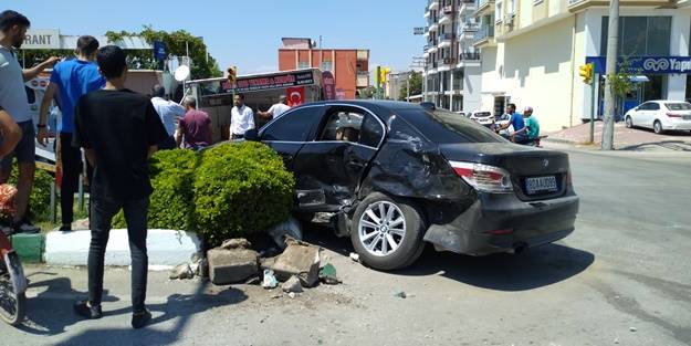 Askeri ambulansla otomobil çarpıştı: Yaralılar var