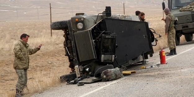 Askeri araç devrildi! 1 asker şehit 1 asker yaralı