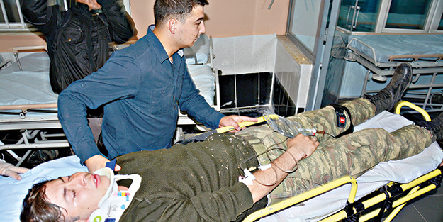 Askeri araç devrildi, 2 asker yaralı